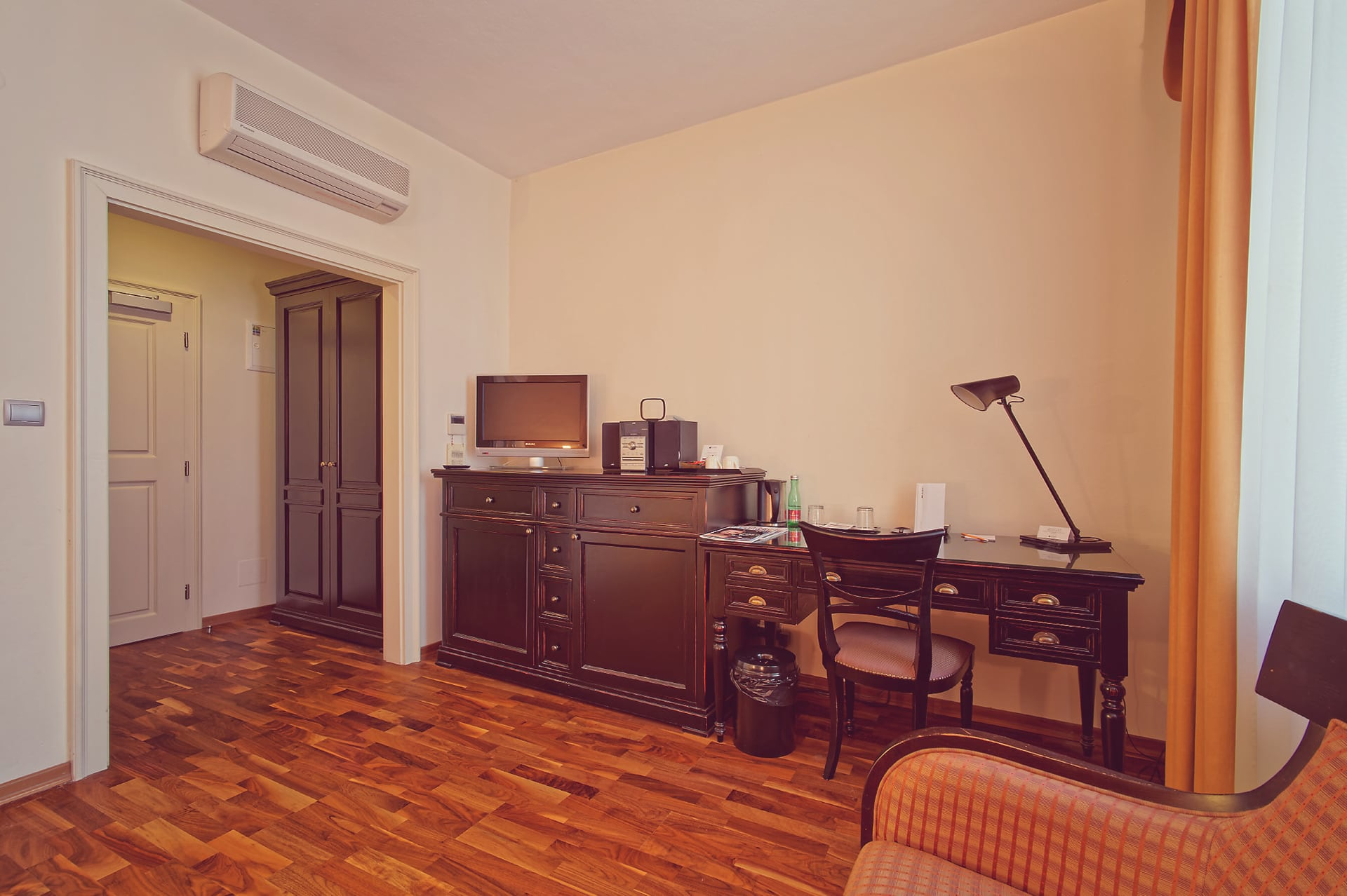 Amenities with workdesk, TV and wardrobe in a single room at SKARITZ Hotel Bratislava