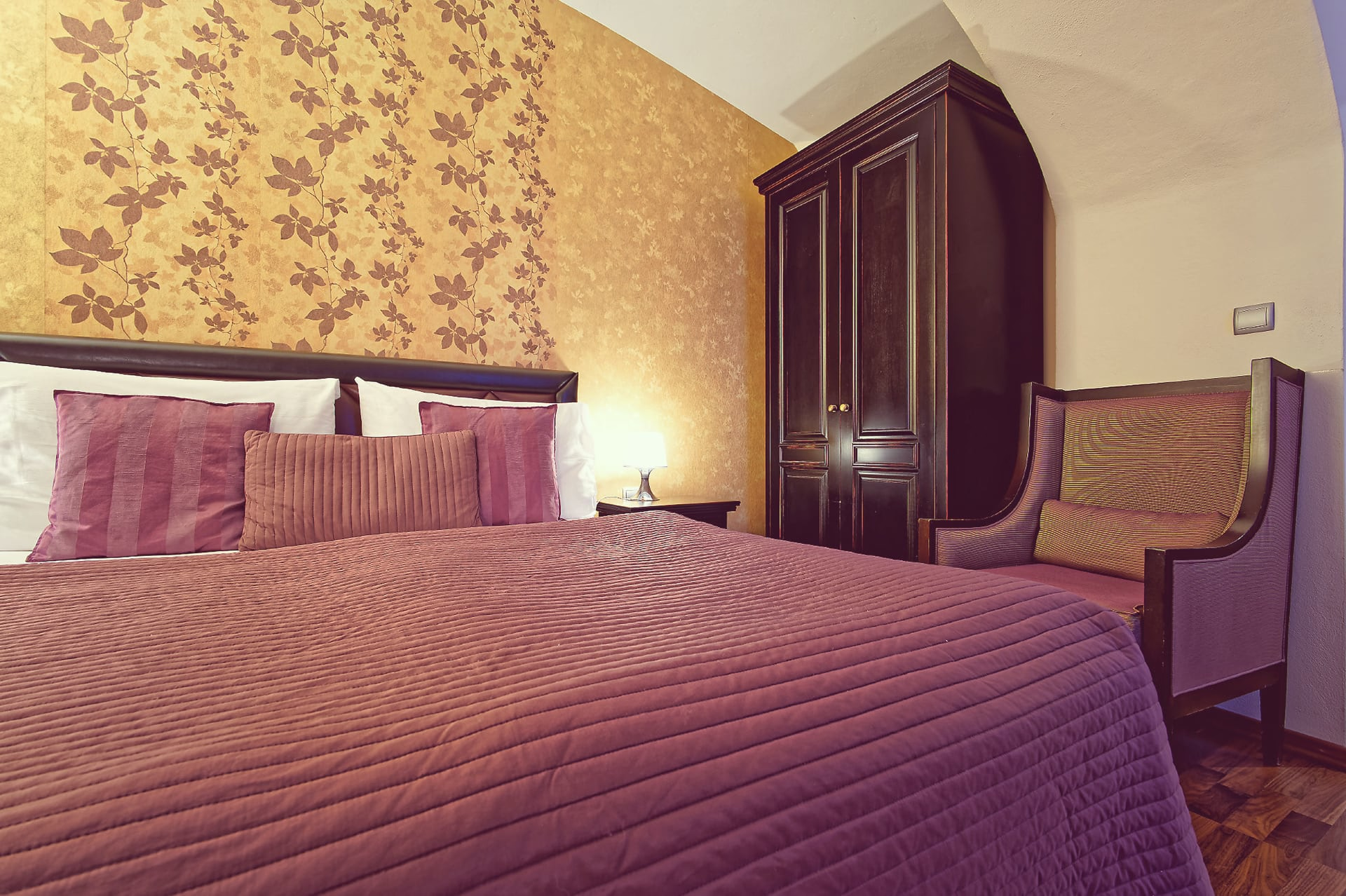 Bed and wardrobe in a single room at SKARITZ Hotel Bratislava